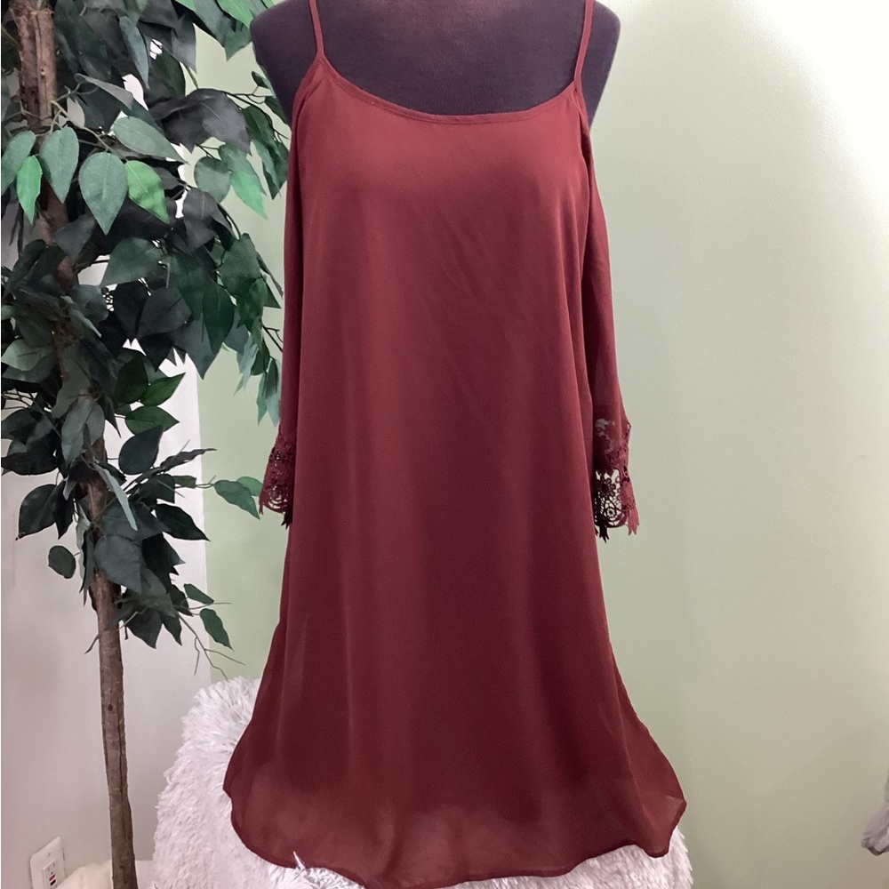MAURICE’S large maroon dress
Adjustable straps
No stains or tears